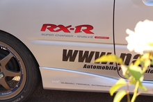 【整備874】RX-R サイドステッカー 貼り付け 4　片側完成・検証・逆サイド作業へ